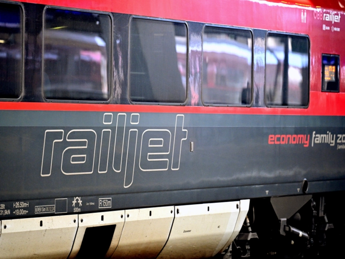Crash zwischen Railjet und Auto auf kleinem Kärntner Bahnhof