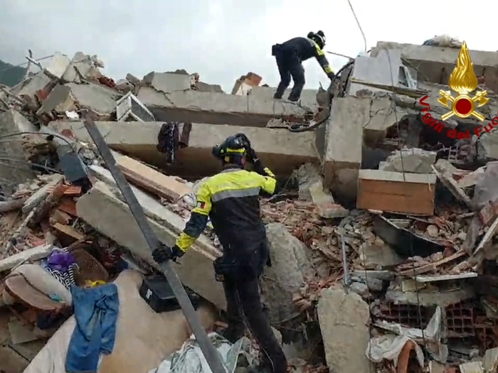 Erdbebenkatastrophe: Italienische Rettungsteams arbeiten pausenlos