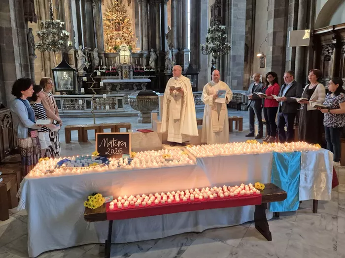 Kerzen, Hoffnung, Prüfungen: 560 Segenslichter für Südtirols Maturanten - VIDEO