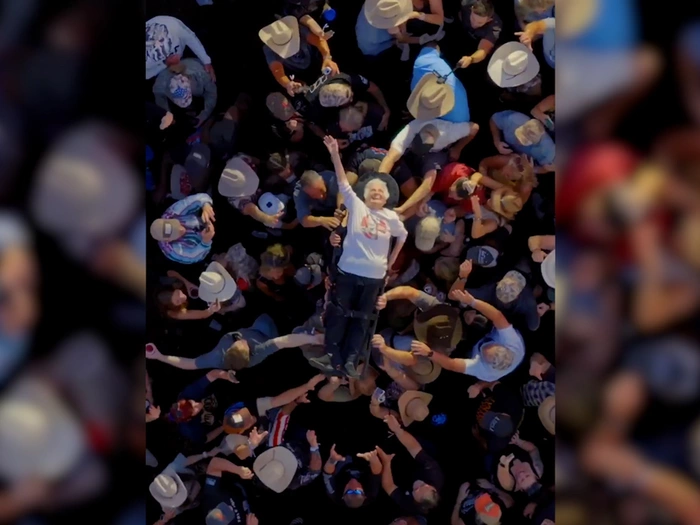 Knapp 100-Jährige: Das ist die älteste Crowdsurferin der Welt - VIDEO