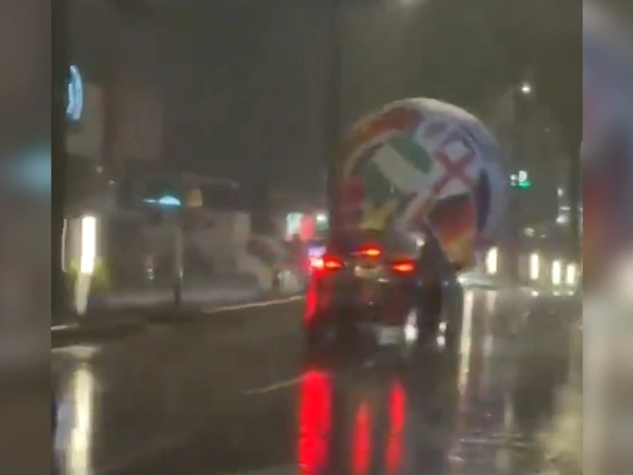 XXL-Fußball wird auf die Straße geweht