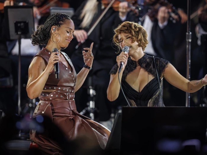 Raye eröffnete 60. Montreux Jazz Festival mit Alicia Keys