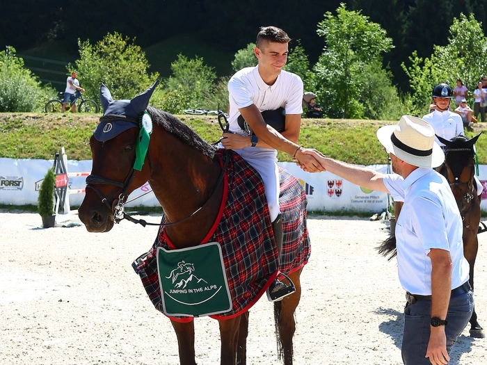 Jumping in the Alps: Wenn sich Sohn und Vater um den Sieg batteln