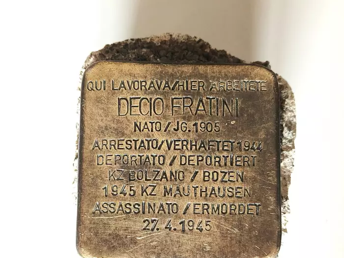 Der verschwundene Stolperstein ist zurück an seinem ursprünglichen Ort