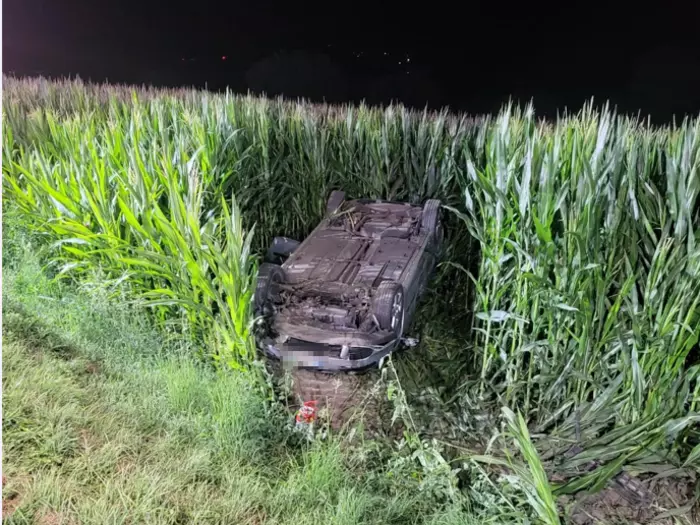 Pkw landet nach Unfall im Maisfeld