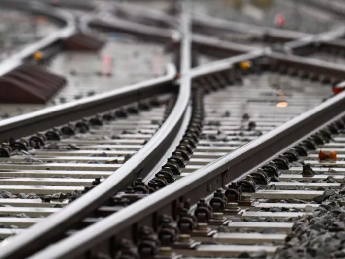Deutscher Bahn-Mitarbeiter aus Zug gestürzt