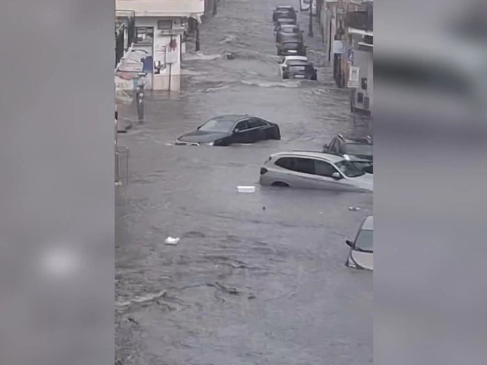Neapel: Autos versinken im Wasser - VIDEO