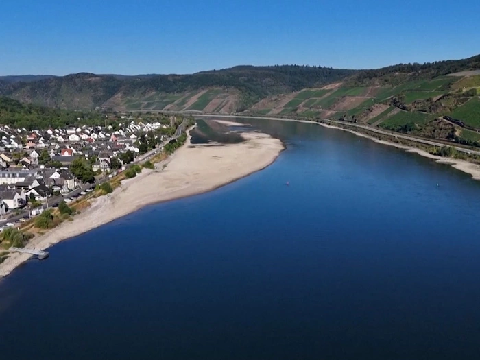 Rhein: Niedrigwasser wird zum Problem für Schifffahrt - VIDEO