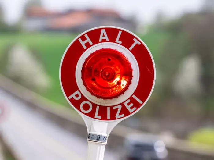 Nach Einbruch beim Juwelier Polizei auf Flucht entkommen