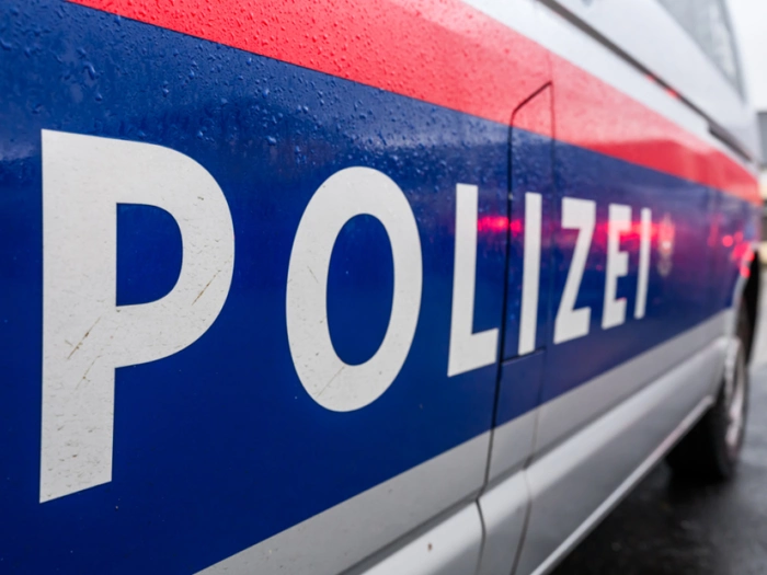 Raser stoppte nicht vor Polizisten mit gezogener Waffe
