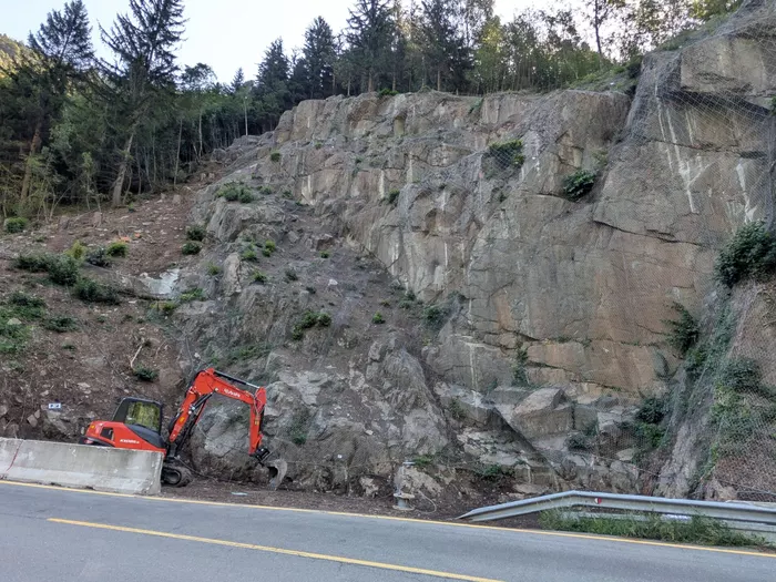 Drei von acht Steinschlagschutzbarrieren an der Sarntaler Straße sind fertig