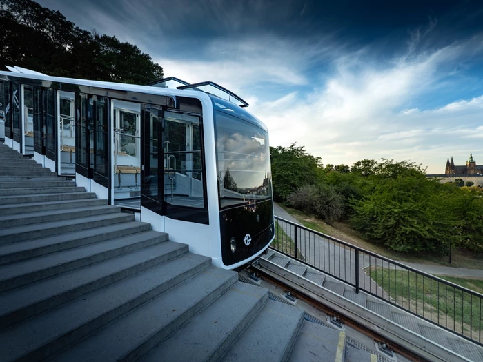 Die zwinkernde und errötende Standseilbahn von Prag