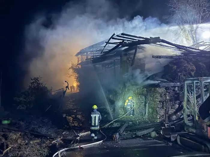 Stadelbrand in Villnöß: Ehemaliges Gasthaus in Vollbrand