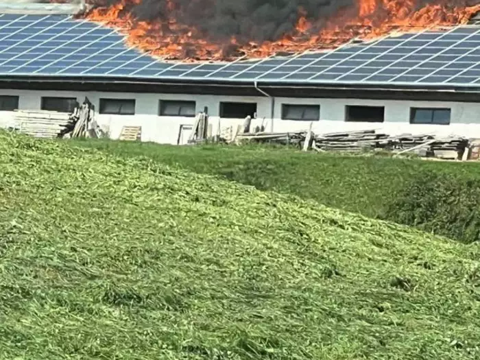 Aldein: Feuer bei Thalerhof wohl von Photovoltaikanlage ausgegangen
