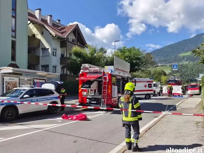 Brixen: Radfahrerin gerät unter Lieferwagen - tot