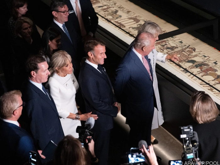 Macron und Charles eröffneten Schau mit Bayeux-Wandteppich