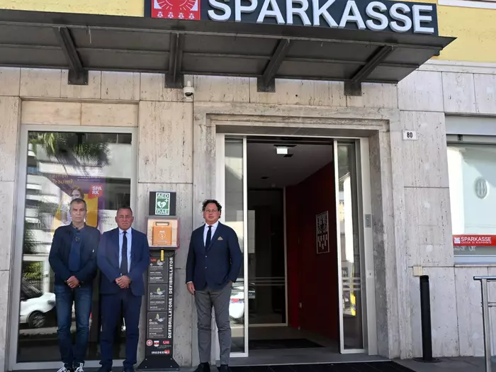 Drei neue Defibrillatoren im Bozner Stadtgebiet
