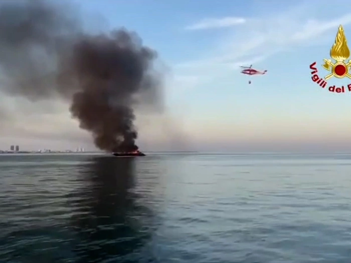Adria: Luxusjacht brennt und sinkt - VIDEO