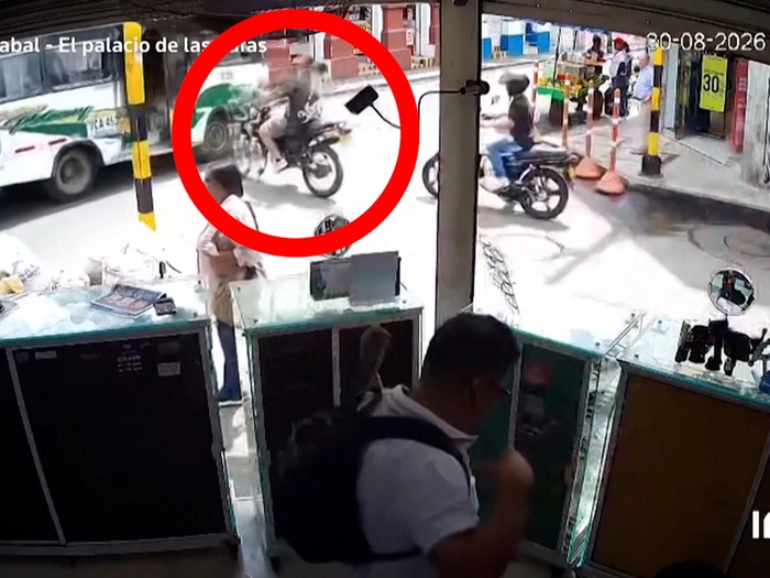 Kolumbien: Motorradfahrer landet im Bus – unverletzt - Video