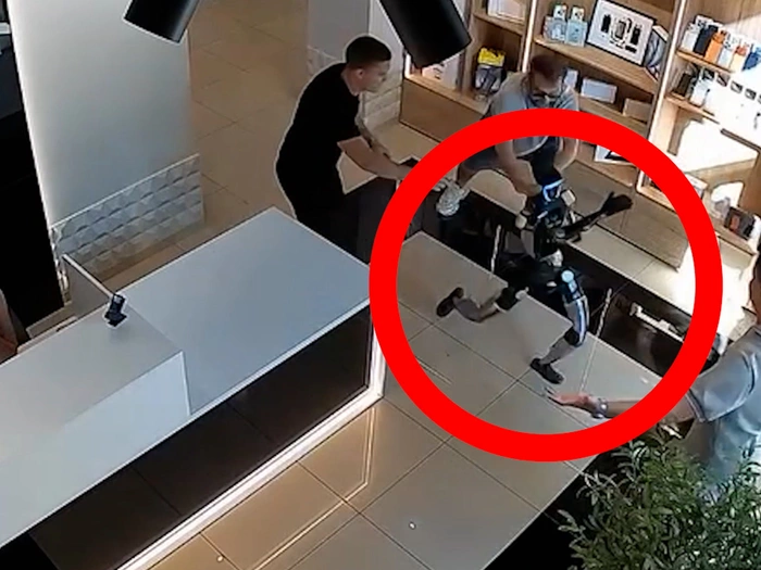 Roboter attackiert Kunden - VIDEO