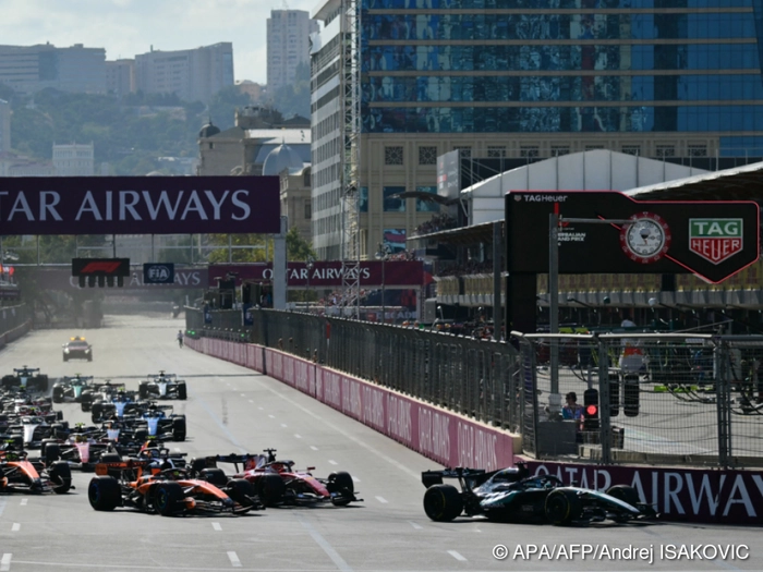 Russell feiert in Baku Start-Ziel-Sieg vor Verstappen