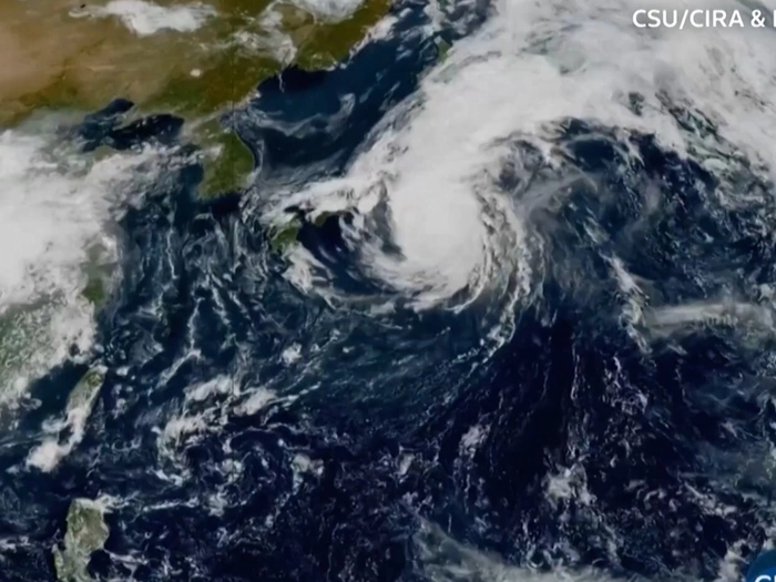 Taifun "Dujuan" trifft auf Japan