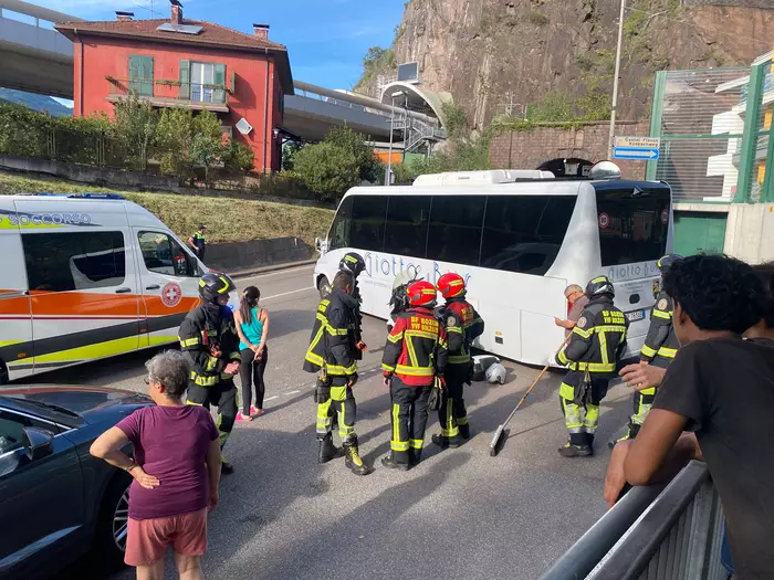 Motorrad prallt gegen Kleinbus
