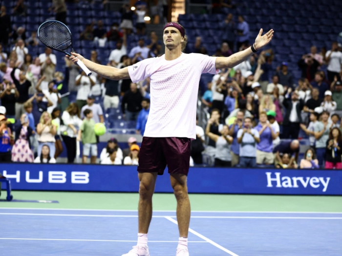 Zverev nimmt Auftakthürde Sonego bei US Open mit Mühe
