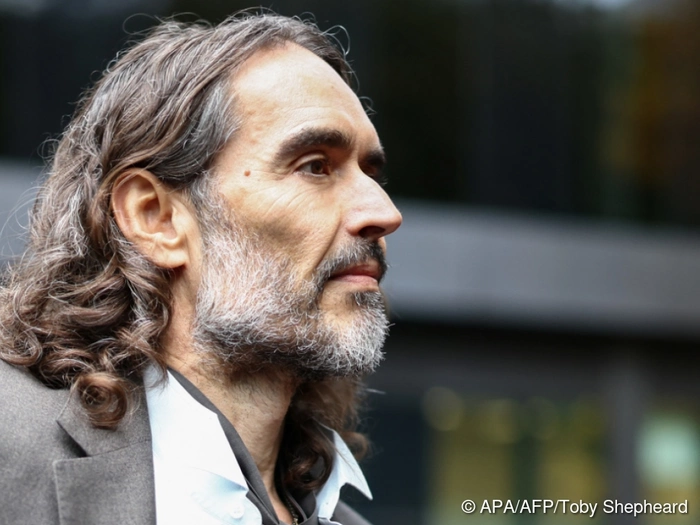 Russell Brand wies Gewaltvorwürfe vor Gericht zurück