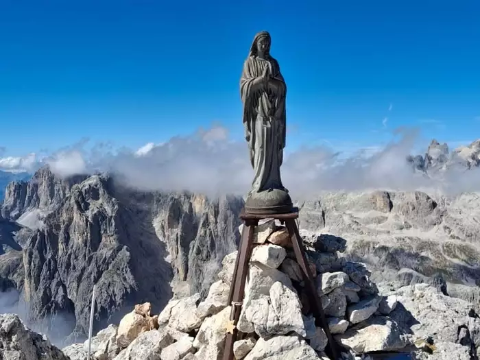 Verstörend: Madonnenstatue vom Berggipfel gerissen und in die Tiefe geworfen