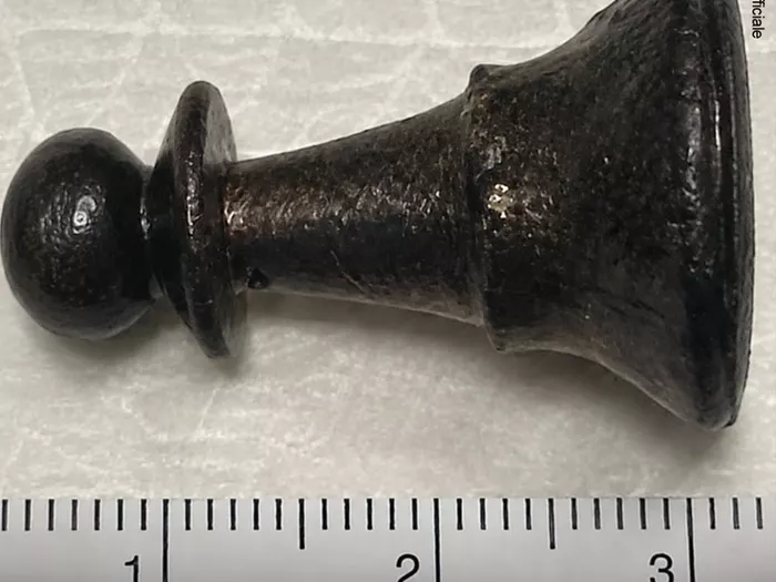 Einjähriges Mädchen verschluckt Schachfigur – Lebensgefahr