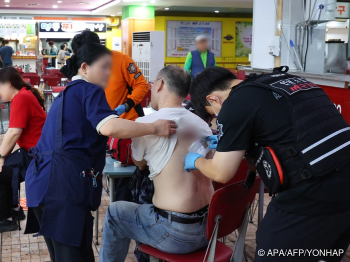 Mann mit Fußfessel attackiert in Südkorea Menschen
