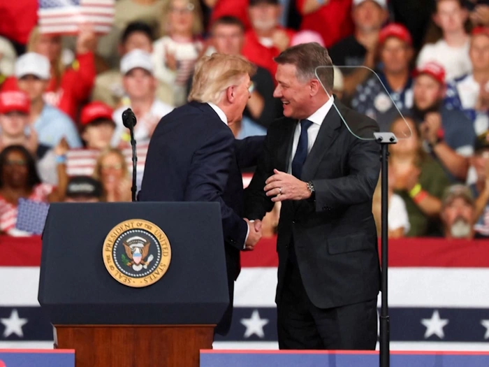 Audi-Chef nach Auftritt mit Trump in der Kritik - VIDEO