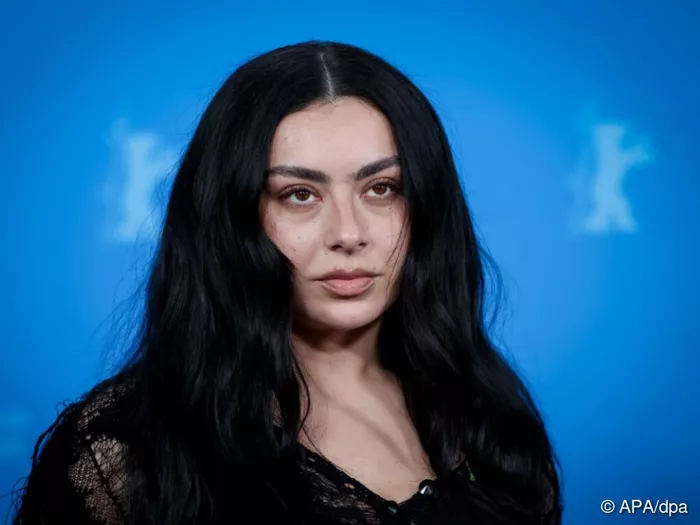 Lily Allen und Charli XCX sagen Auftritte ab: beide erkrankt