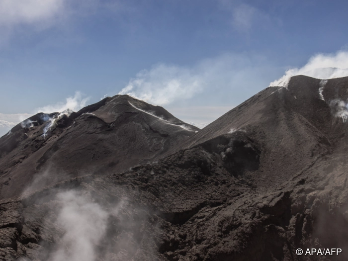 Ätna stößt vier Kilometer hohe Aschewolke aus