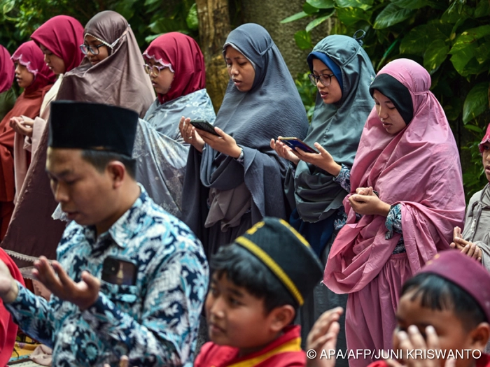 Schüler beten wegen Bränden in Indonesien für Regen