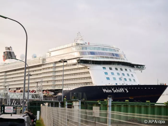 Kreuzfahrtschiff kollidiert in Bremerhaven mit Frachtern