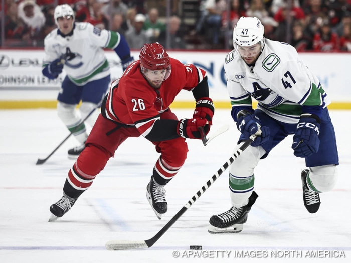 Rossi verliert mit Vancouver bei NHL-Champion Carolina klar