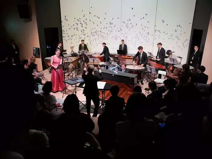 Oper, die Musik, Ingenieurwesen und Industrieproduktion verbindet