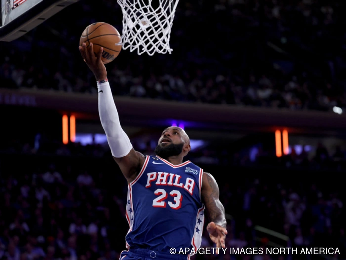 LeBron James und 76ers gewinnen NBA-Start beim Meister