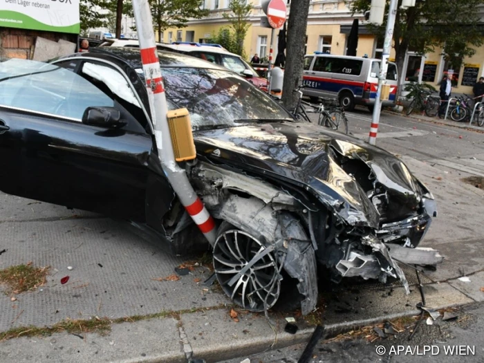 Autolenker krachte gegen Hausmauer - Fünf Verletzte