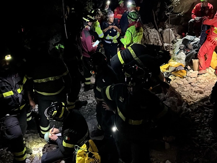 Sardinien: Retter erreichen eingeschlossenen Höhlenforscher - VIDEO
