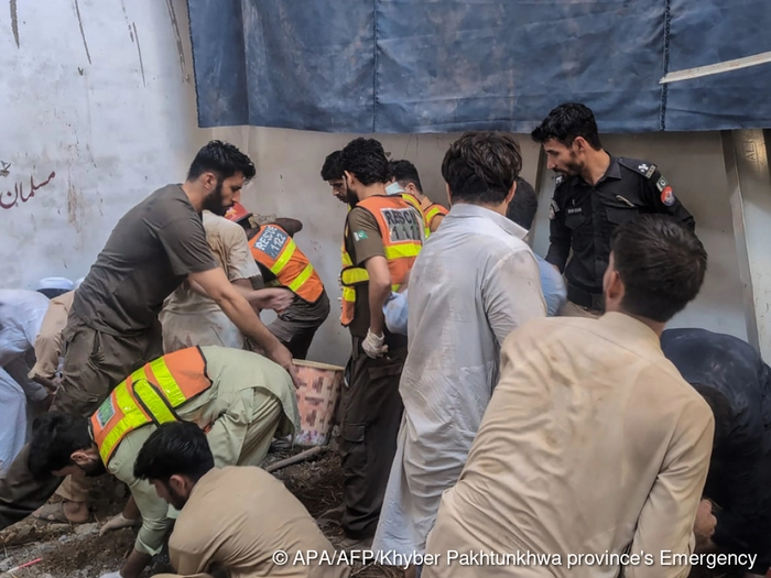 Schuldach in Pakistan eingestürzt - 28 Schüler tot