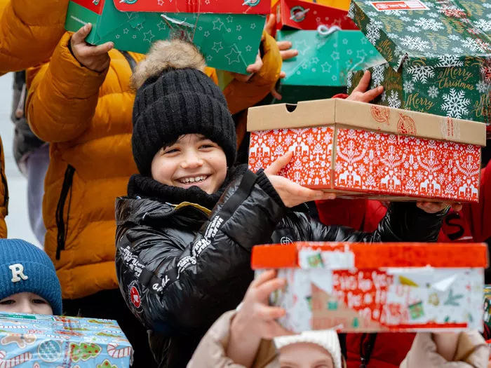 Mit Weihnachten im Schuhkarton eine kleine Welt verändern