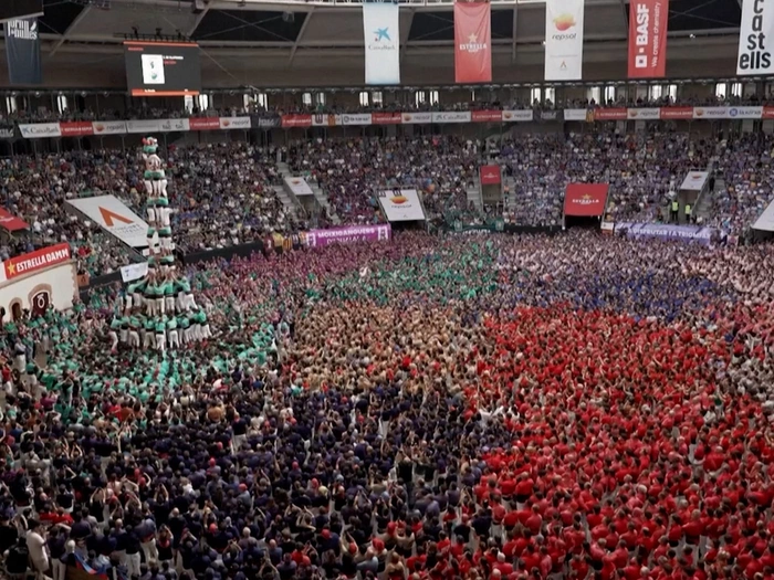 Tausende feiern traditionelle Menschentürme - VIDEO