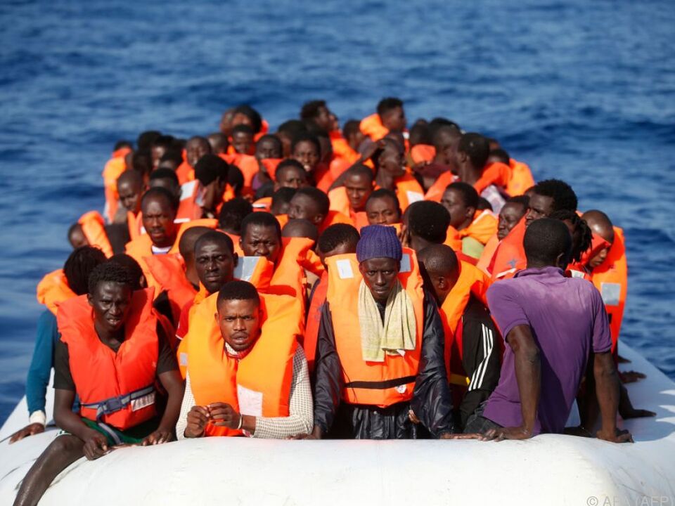 [Image: migranten-befanden-sich-mehrheitlich-an-...booten.jpg]