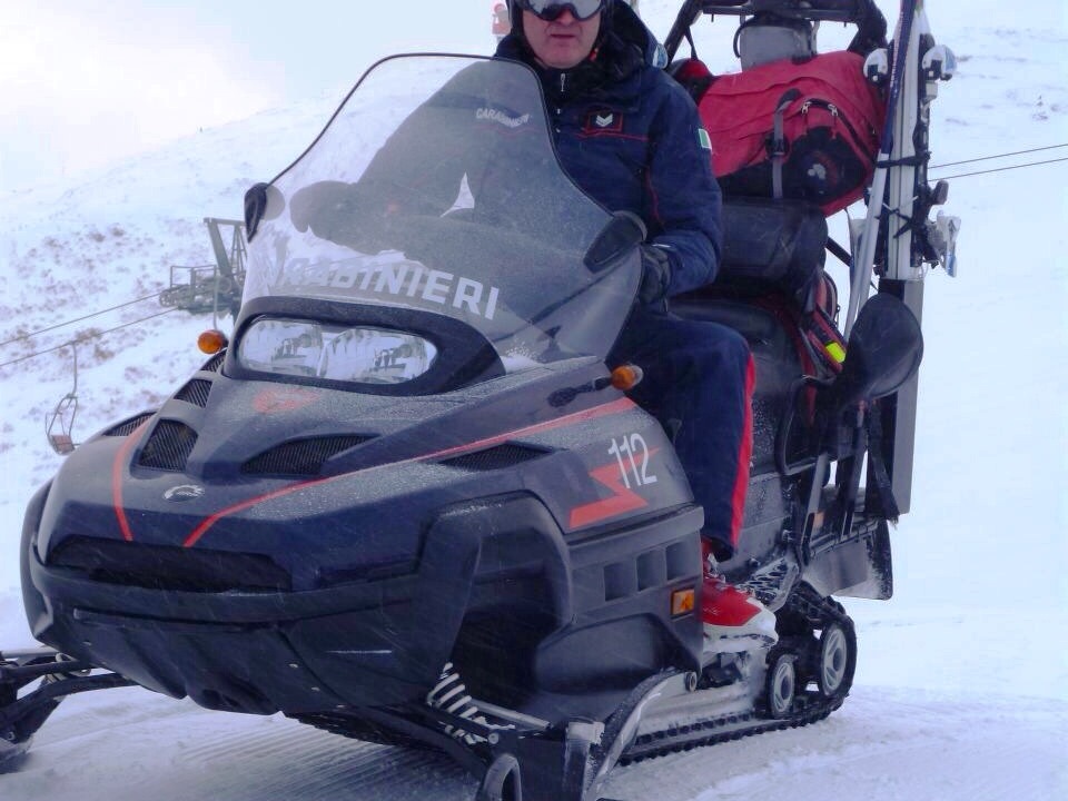 schneemobil i carabinieri ski di pattuglia sulle piste