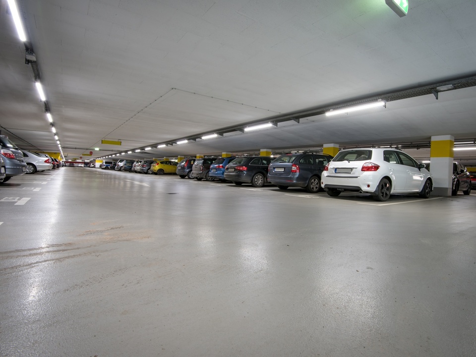 tiefgarage auto garage Parkplatz - voll besetzte Tiefgarage
