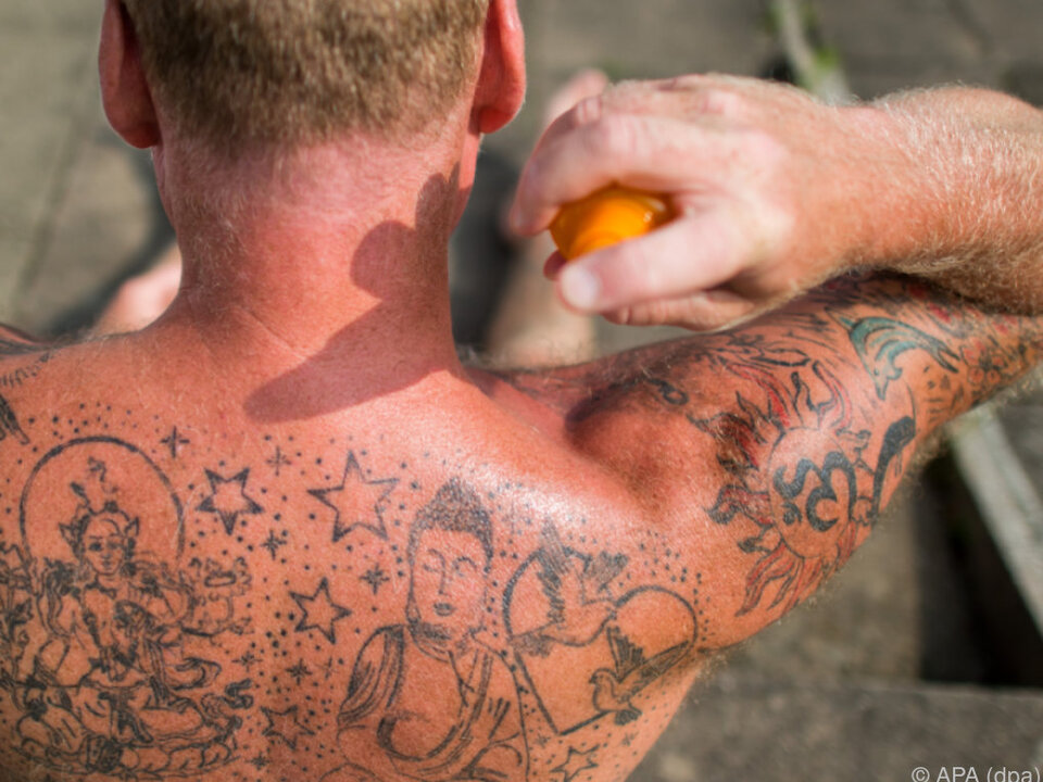 44 Prozent der Befragten gefallen sich mit gebräunter Haut am besten tattoo sommer creme sonnenbrand
