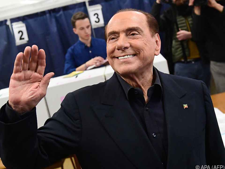 Mitte-Rechts-Block von Berlusconi vorn